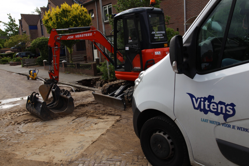 Waterbreuk zorgt voor gat in wegdek