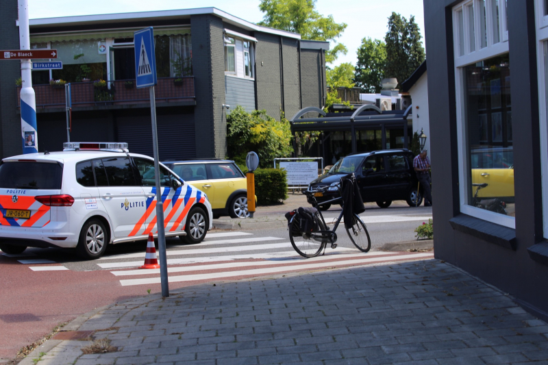 Fietser geschept door auto op rotonde