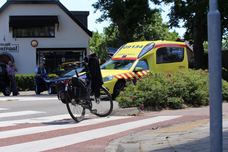Fietser geschept door auto op rotonde
