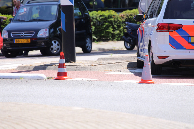 Fietser geschept door auto op rotonde