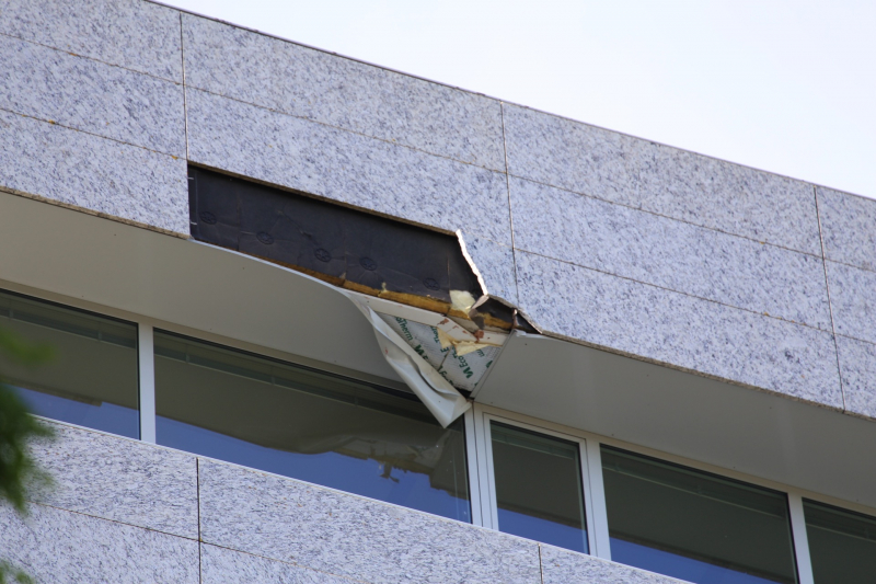 Bouwkraan beschadigt gevel