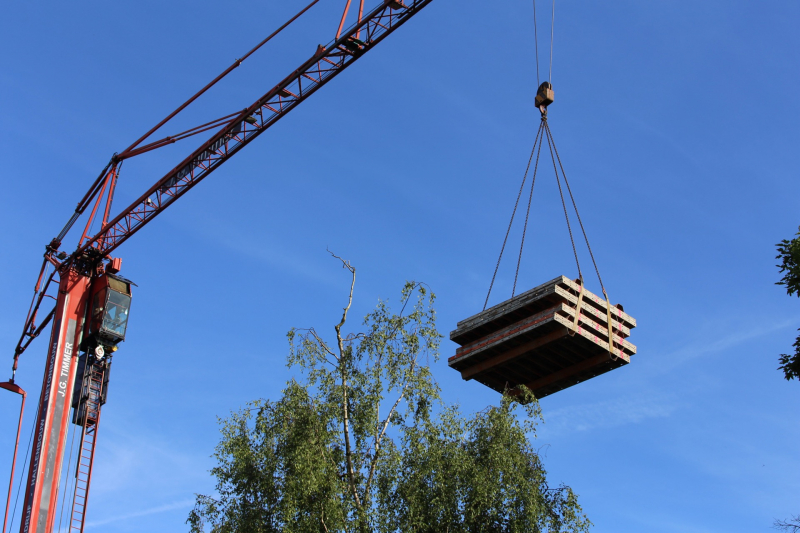 Bouwkraan beschadigt gevel