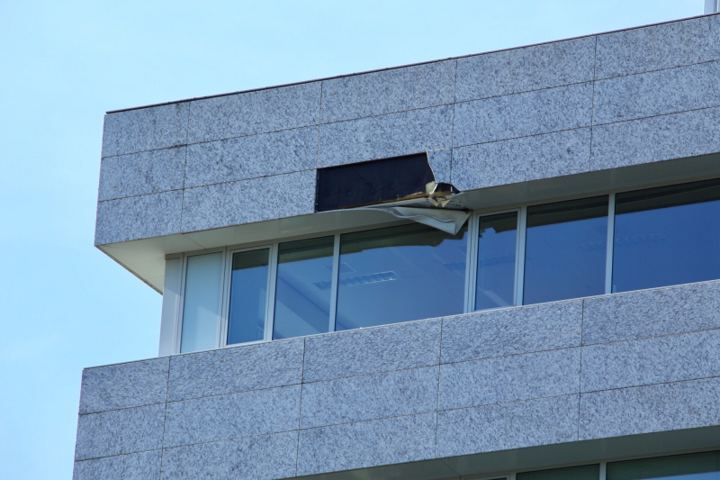 Bouwkraan beschadigt gevel