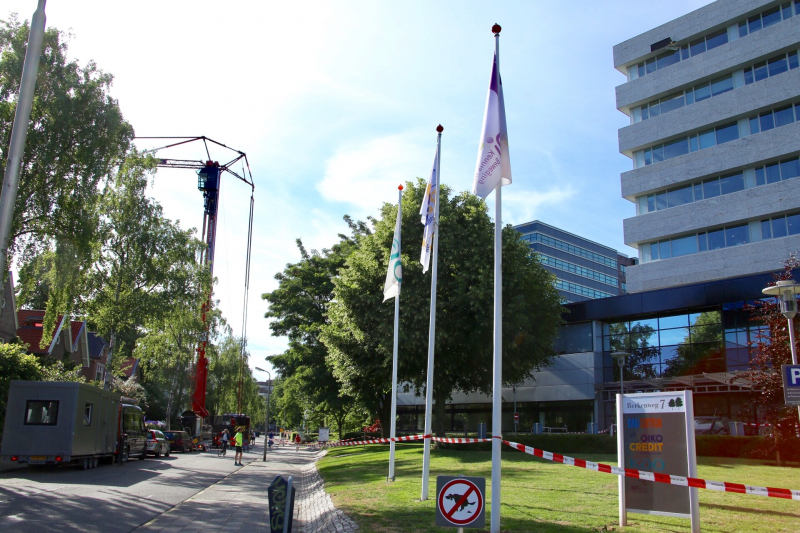 Bouwkraan beschadigt gevel