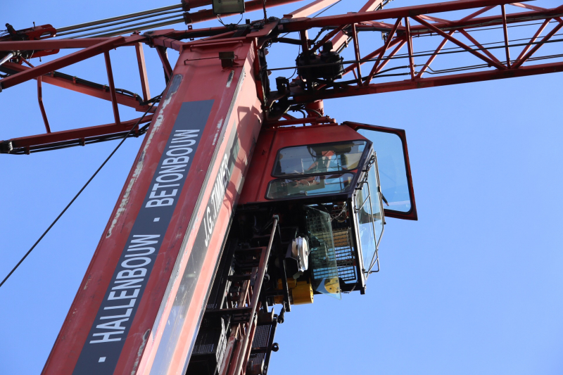 Bouwkraan beschadigt gevel