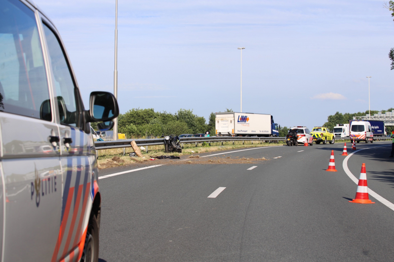 Motorrijder ernstig gewond na knal tegen vangrail