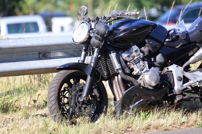 Motorrijder ernstig gewond na knal tegen vangrail