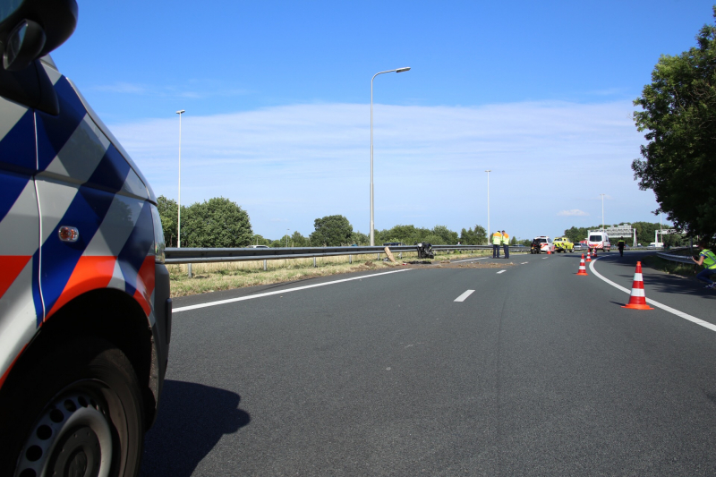 Motorrijder ernstig gewond na knal tegen vangrail