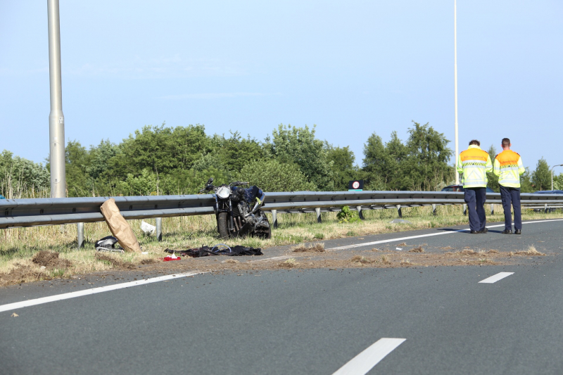 Motorrijder ernstig gewond na knal tegen vangrail