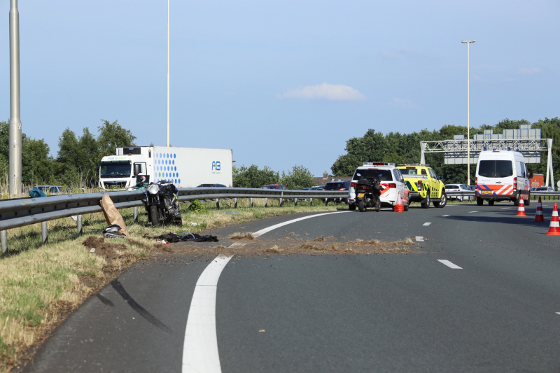 Motorrijder ernstig gewond na knal tegen vangrail