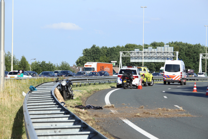Motorrijder ernstig gewond na knal tegen vangrail