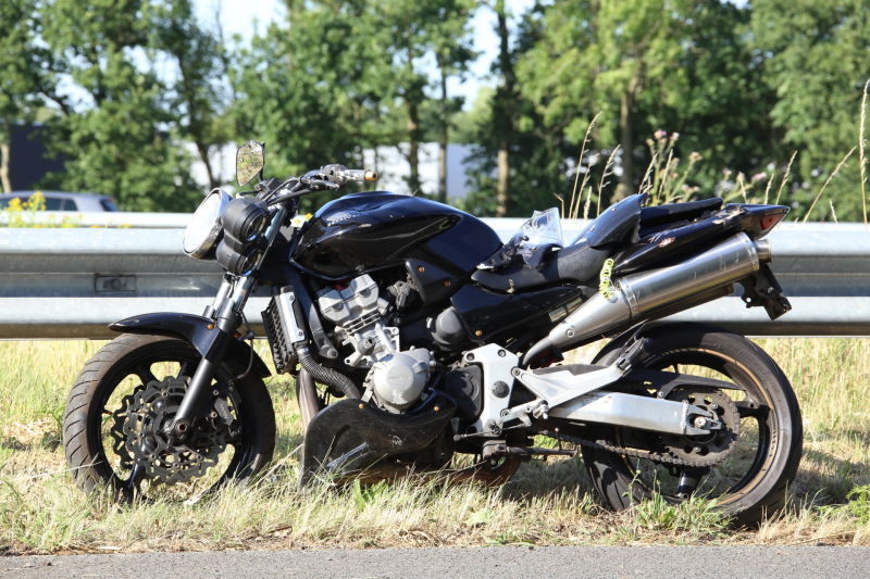 Motorrijder ernstig gewond na knal tegen vangrail