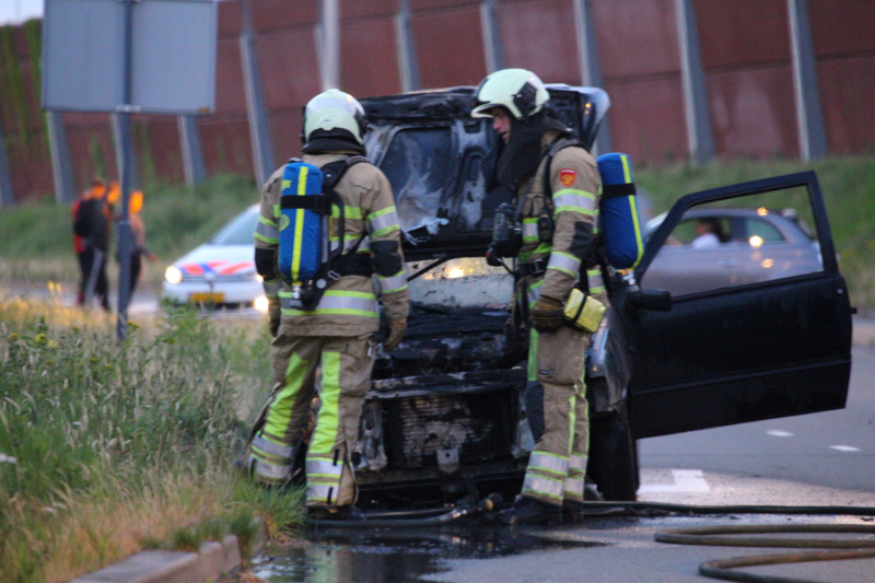 Auto vliegt spontaan in brand tijdens rijden