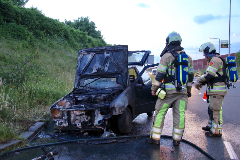 Auto vliegt spontaan in brand tijdens rijden