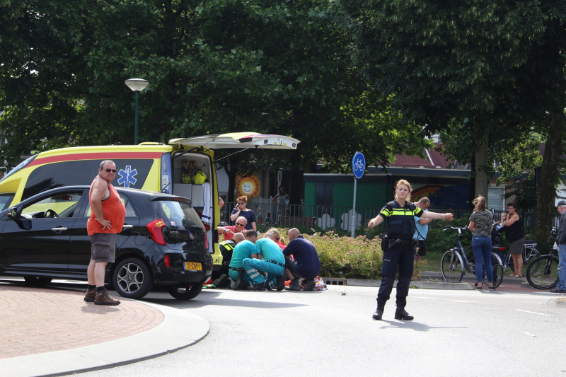 E-bikester gewond na botsing met auto