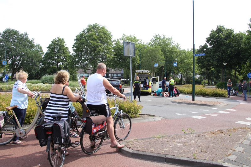 E-bikester gewond na botsing met auto
