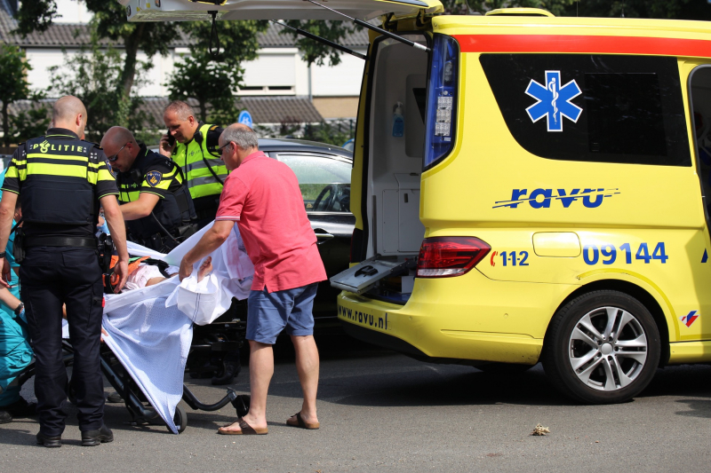 E-bikester gewond na botsing met auto