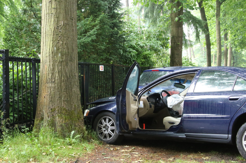 Automobilist gewond na knal op boom en auto