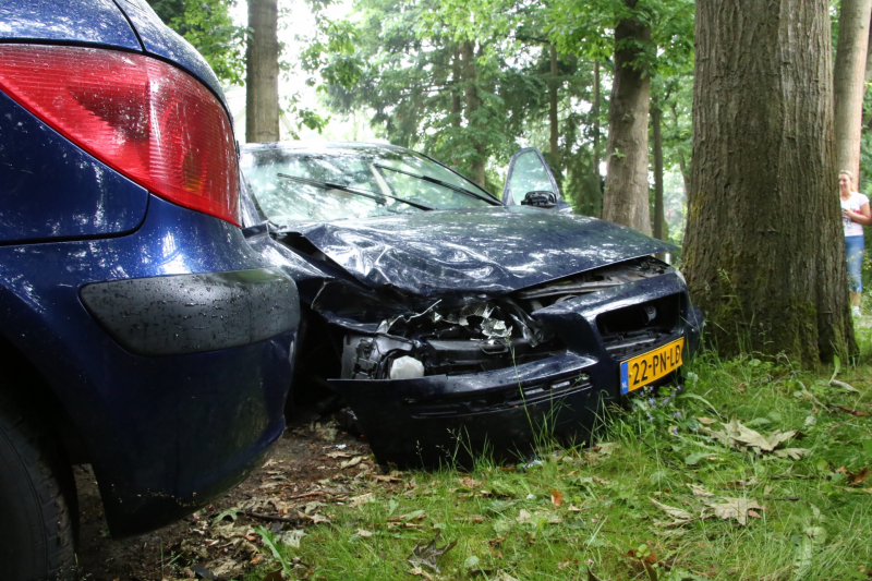 Automobilist gewond na knal op boom en auto