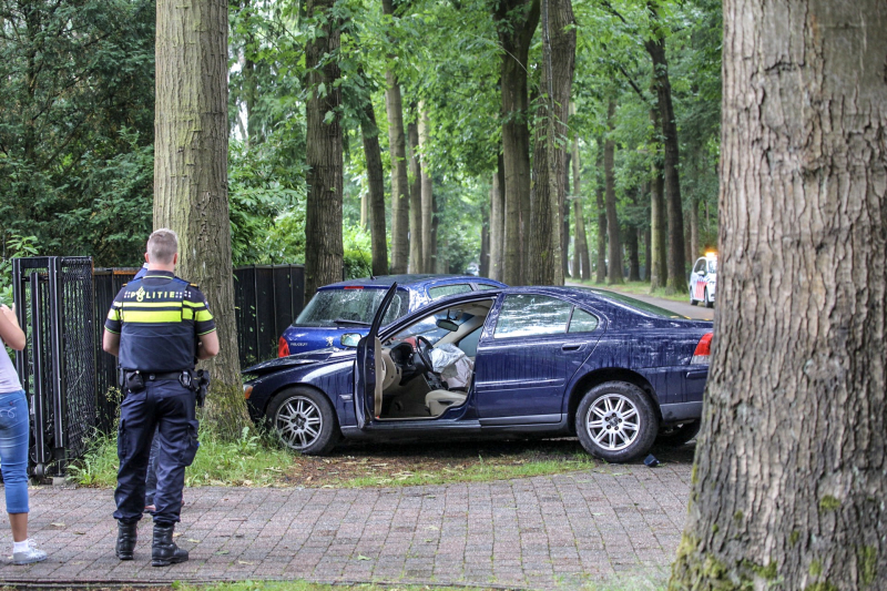 Automobilist gewond na knal op boom en auto