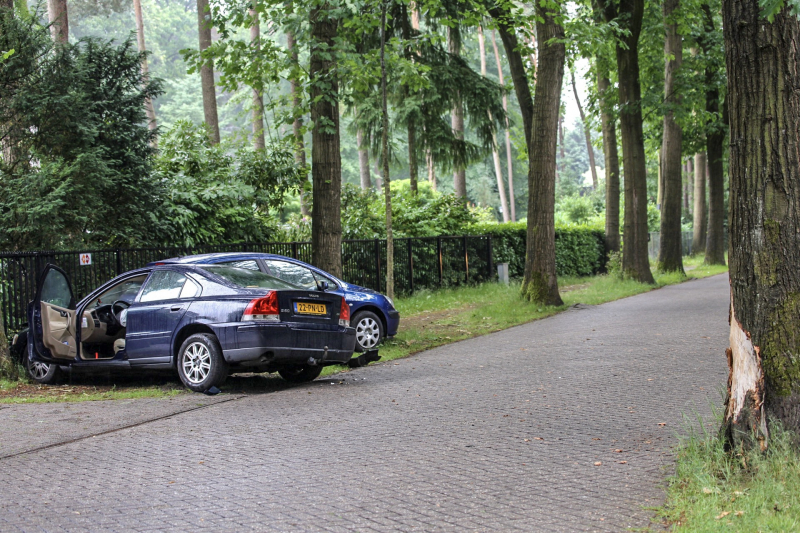 Automobilist gewond na knal op boom en auto