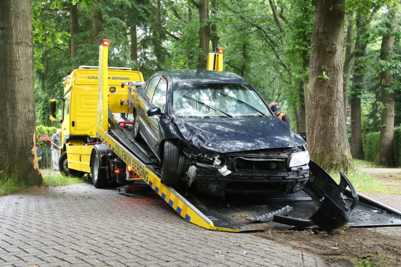 Automobilist gewond na knal op boom en auto