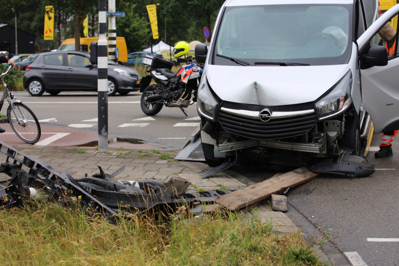 Bestelbus rijdt stoplicht uit de grond na uitwijkmanoeurve
