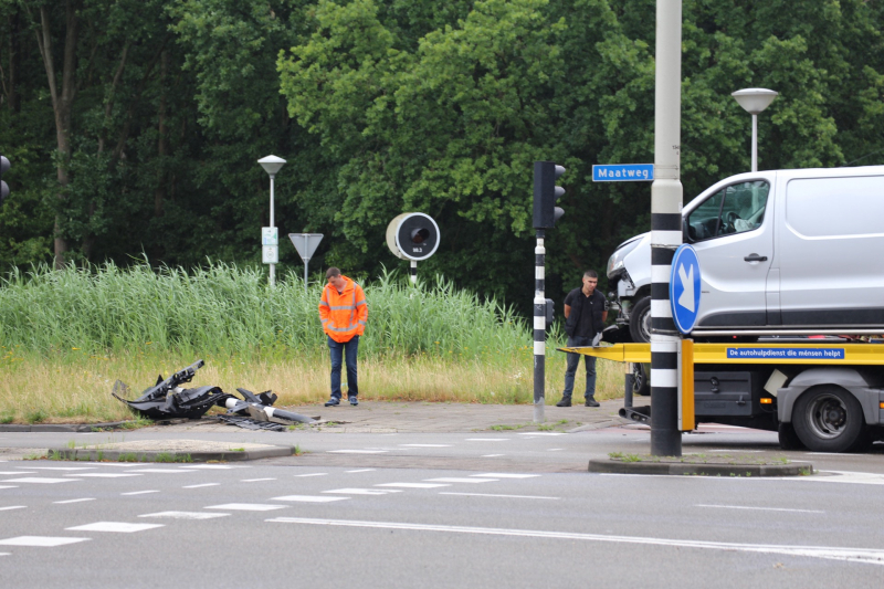 Bestelbus rijdt stoplicht uit de grond na uitwijkmanoeurve