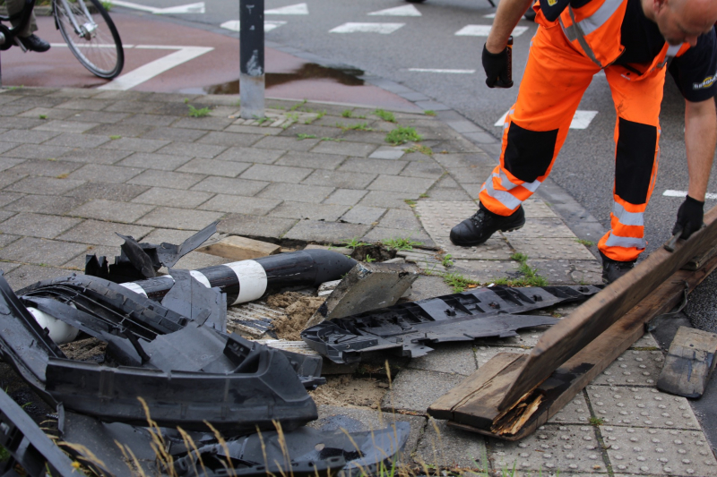 Bestelbus rijdt stoplicht uit de grond na uitwijkmanoeurve
