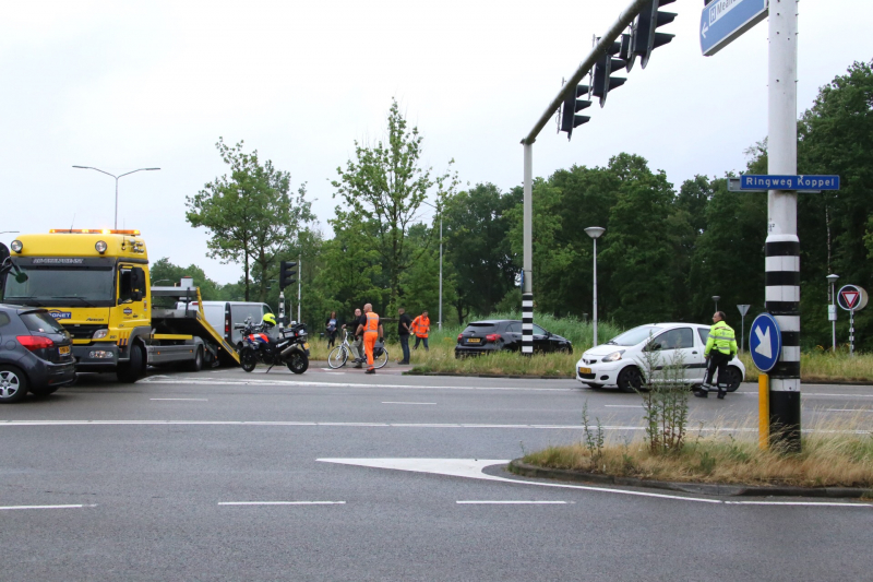 Bestelbus rijdt stoplicht uit de grond na uitwijkmanoeurve