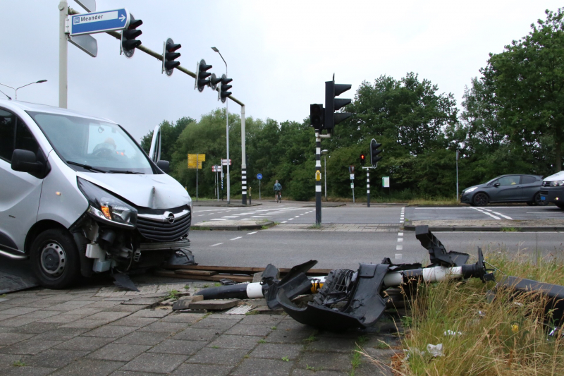 Bestelbus rijdt stoplicht uit de grond na uitwijkmanoeurve