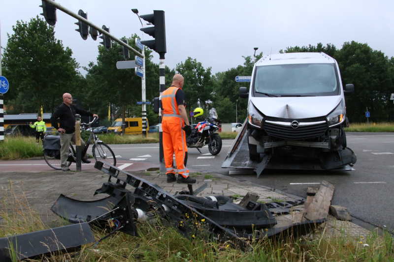 Bestelbus rijdt stoplicht uit de grond na uitwijkmanoeurve