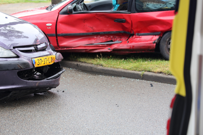 Twee gewonden na flinke crash