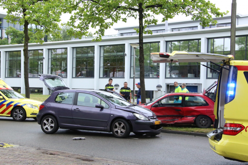Twee gewonden na flinke crash