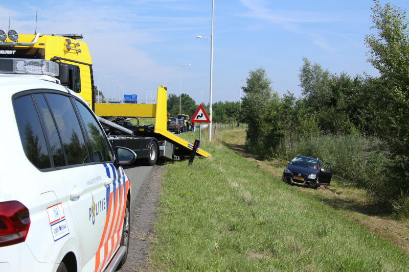 Auto raakt van de snelweg door rotzooi op de rijbaan