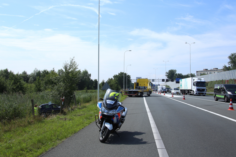 Auto raakt van de snelweg door rotzooi op de rijbaan