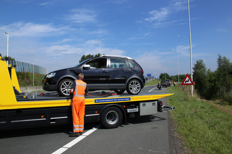 Auto raakt van de snelweg door rotzooi op de rijbaan