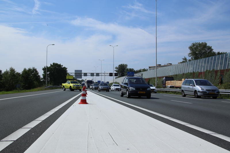 Auto raakt van de snelweg door rotzooi op de rijbaan