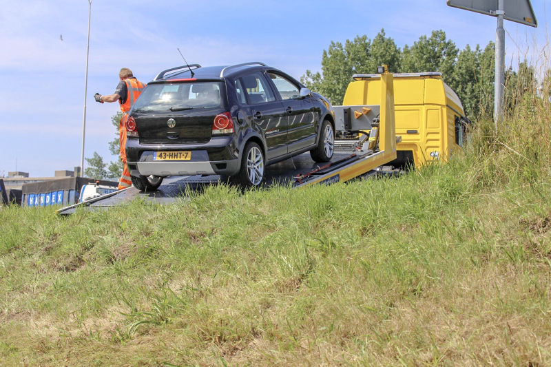 Auto raakt van de snelweg door rotzooi op de rijbaan