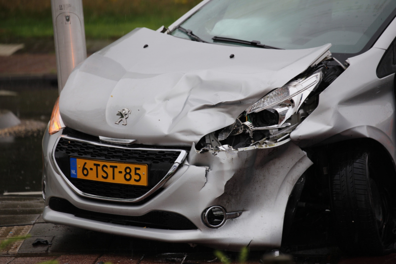 Veel schade bij aanrijding op kruising