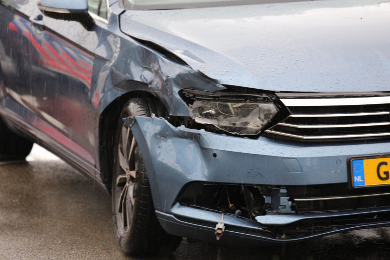 Veel schade bij aanrijding op kruising