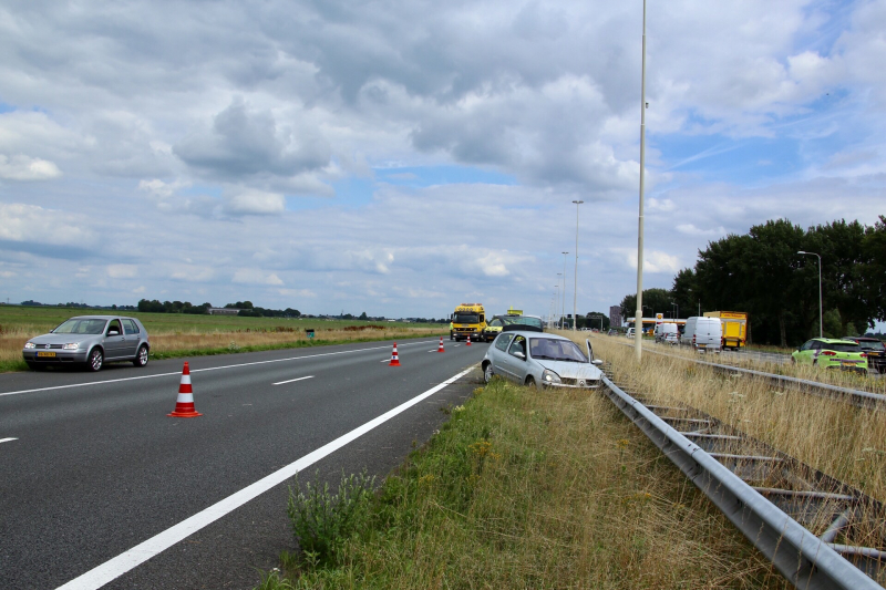 Auto knalt op vangrail na kop-staart aanrijding