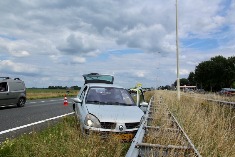 Auto knalt op vangrail na kop-staart aanrijding