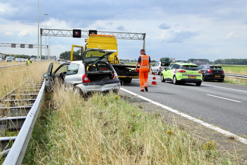 Auto knalt op vangrail na kop-staart aanrijding