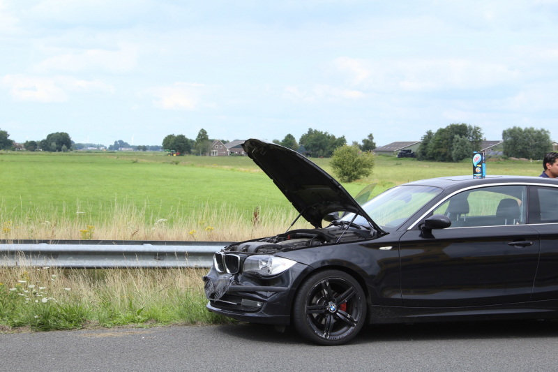 Auto knalt op vangrail na kop-staart aanrijding