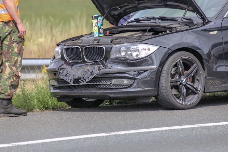Auto knalt op vangrail na kop-staart aanrijding