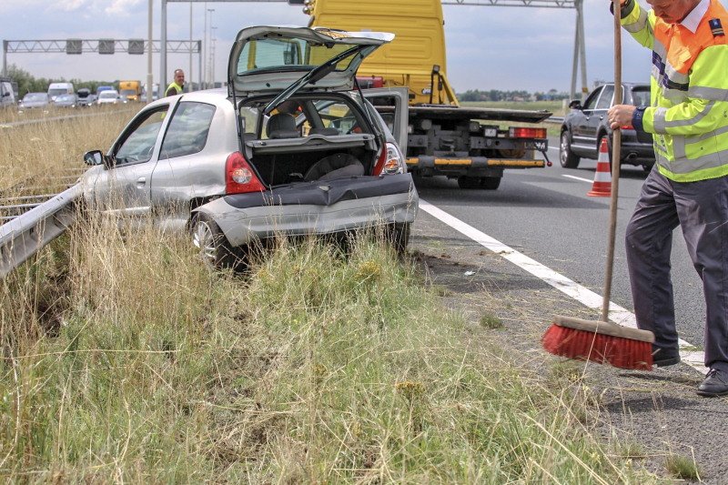 Auto knalt op vangrail na kop-staart aanrijding