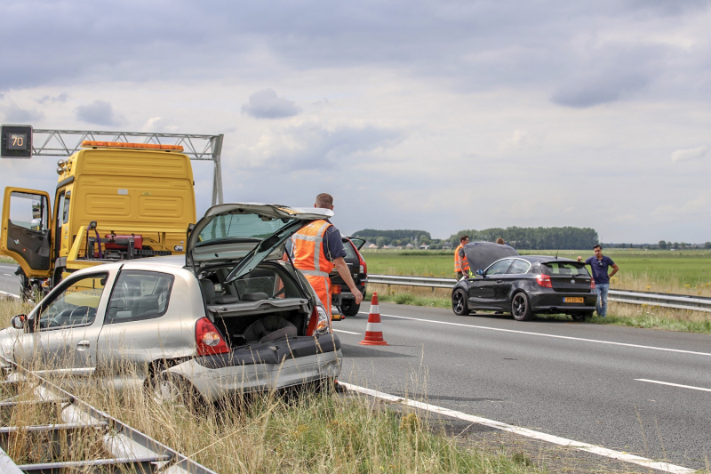 Auto knalt op vangrail na kop-staart aanrijding