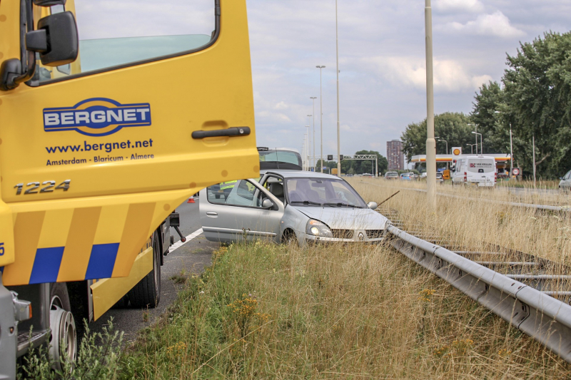 Auto knalt op vangrail na kop-staart aanrijding