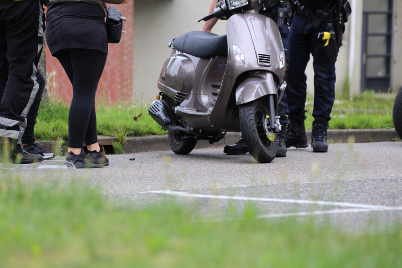 Scooterrijder zonder rijbewijs veroorzaakt ongeval